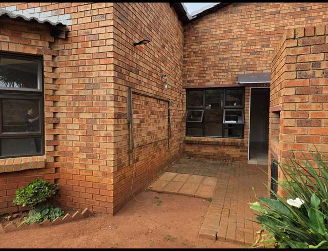 3 BEDROOM TOWNHOUSE FOR SALE IN NOORDHEUWEL